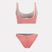 Bikini coral con ribetes blancos vista posterior en fondo neutro. 