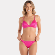 Modelo de frente luciendo bikini eco fucsia Chamela, top triángulo y calzón de tiro medio.