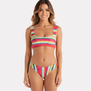 Vista frontal bikini Chamela eco rayado brillante croptop multicolor en modelo de pie.