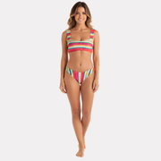 Modelo usando bikini croptop Chamela rayado brillante multicolor en vista frontal