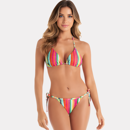 Vista frontal completa del bikini triángulo rayado brillante Chamela, diseño ecofriendly.