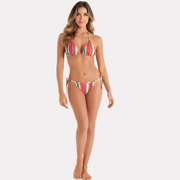 Detalle del top del bikini Chamela rayado brillante, tela con textura y brillos.