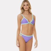 Conjunto de bikini lila ecofriendly con top triangular y bottom de tiras turquesa, visto de frente.