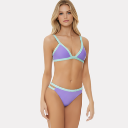 Conjunto de bikini lila ecofriendly con top triangular y bottom de tiras turquesa, visto de frente.