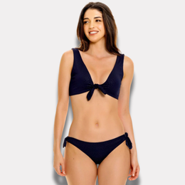 Mujer posando con bikini azul marino multiuso de top anudado y calzón ajustable.