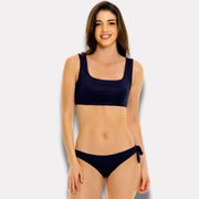 Bikini azul marino para mujer con top recto y tirantes anchos, calzón con amarre lateral.