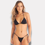 Modelo rubia usando bikini negro de triángulo con amarras ajustables.