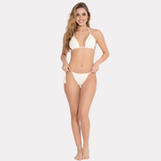 Modelo usando bikini triángulo blanco Chamela con amarras a los costados y top halter.