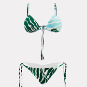 Bikini triángulo eco print verde con diseño de ondas, vista posterior en fondo neutro.