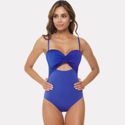 Modelo de frente mostrando traje de baño azul con escote drapeado y cut-out en el abdomen.