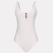 Traje de baño entero blanco con detalle dorado en el escote, vista frontal.