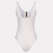Traje de baño entero blanco con detalle dorado en el escote, vista posterior.