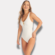 Traje de baño blanco para mujer con herraje dorado, control de abdomen, modelo sonriendo.