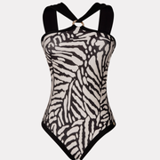 Traje de baño negro doblado para mostrar diseño y acabado.