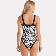 Modelo en exterior mostrando parte trasera del traje de baño negro.