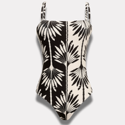 Primer plano de tirantes y costuras del traje de baño mujer con control de abdomen.