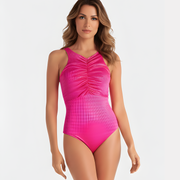 Mujer usando traje de baño fucsia entero con tirantes delgados, vista frontal.