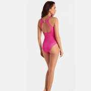 Vista posterior traje de baño fucsia con tirantes y control de abdomen Chamela