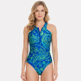 Modelo posando con traje de baño estampado azul con verde, diseño de control de abdomen y cuello alto.