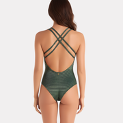 Mujer de espaldas mostrando tirantes cruzados y escote bajo del traje de baño verde Chamela.