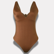 Traje de baño cobre doblado para mostrar diseño y acabado.