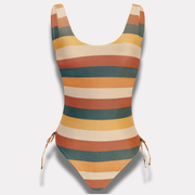 Primer plano costuras traje de baño rayado mujer Chamela sostenible