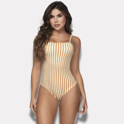 Mujer usando traje de baño entero rayas marfil con escote cuadrado, vista frontal.