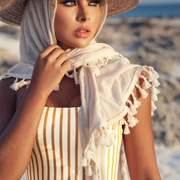 Traje de baño rayas marfil, vista lateral mostrando tirantes delgados ajustables.