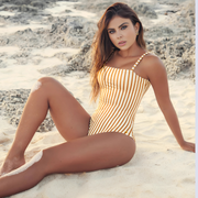 Primer plano del escote cuadrado y diseño a rayas marfil.