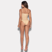 Modelo en exterior mostrando parte posterior del traje de baño rayas marfil.