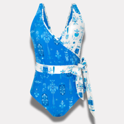 Imagen del traje de baño doblado para mostrar diseño y acabado.