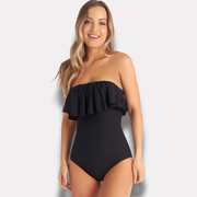 Mujer sonriendo con traje de baño negro strapless bolero.